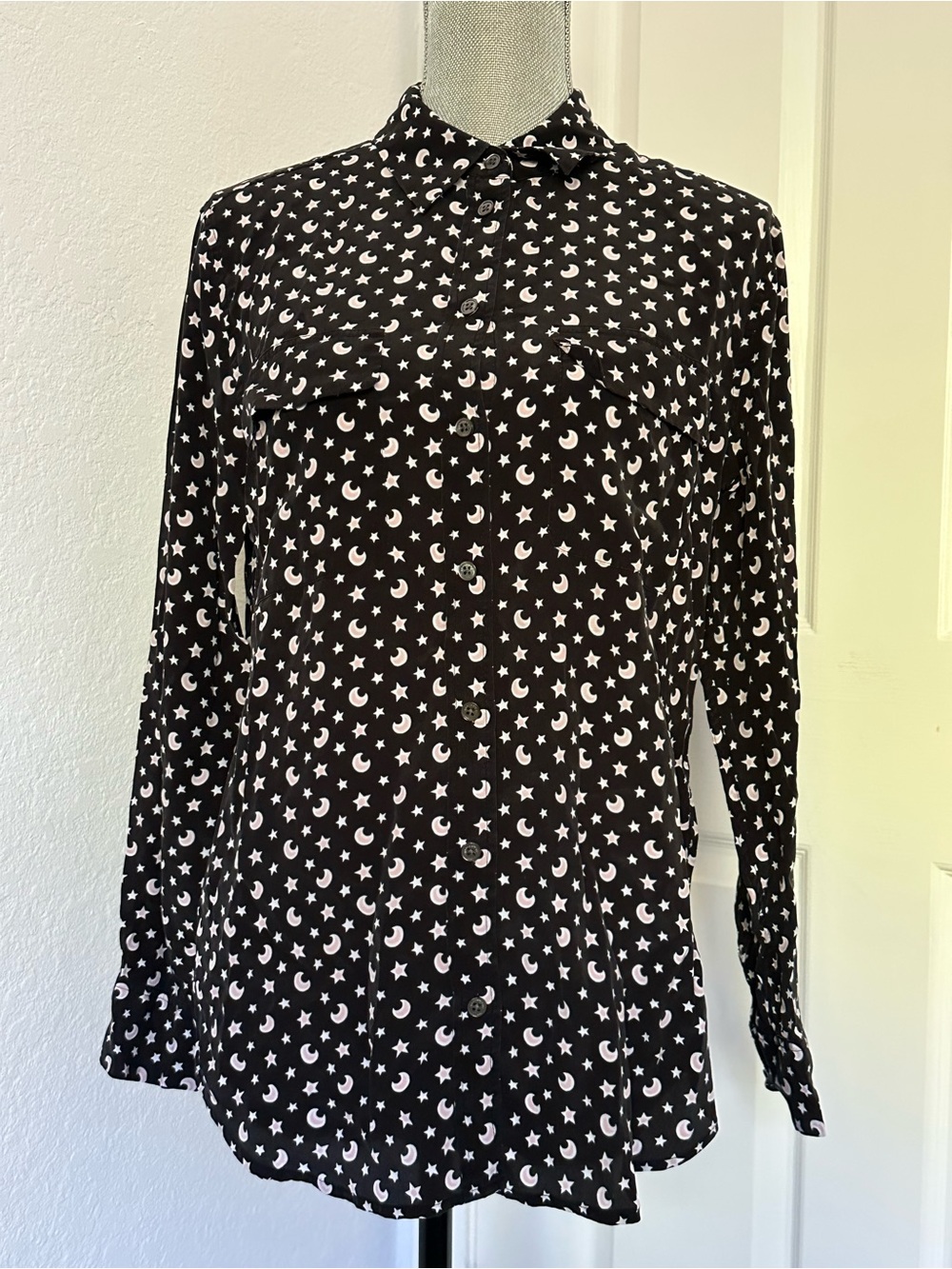 Equipment Women’s Small 100% Silk Button-Up Dress Shirt Moon/Stars Pattern